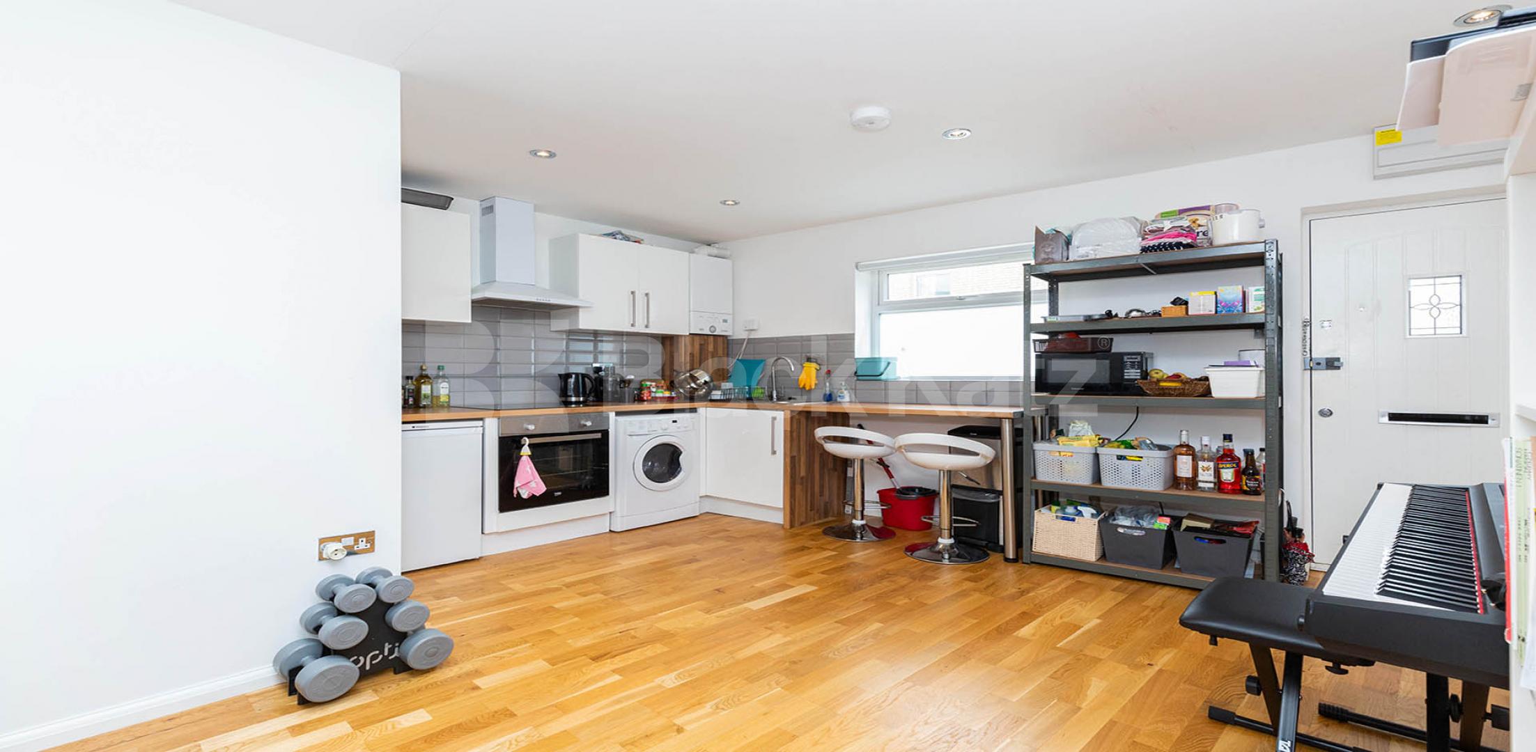 			INCLUDES GAS & ELECTRICITY, 2 Bedroom, 1 bath, 1 reception Apartment			 Hornsey Road, HOLLOWAY 